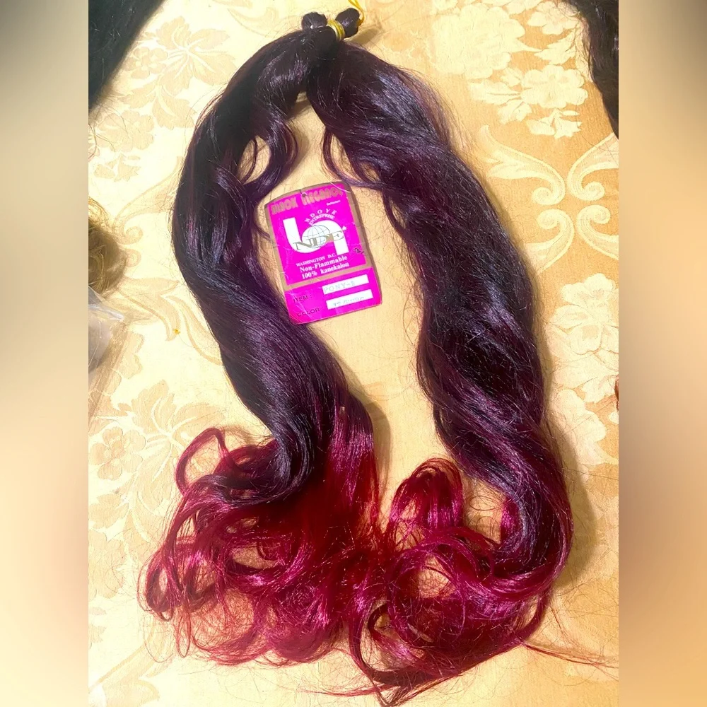 Two tones ( T2 / Burgundy ) synthetic hair .